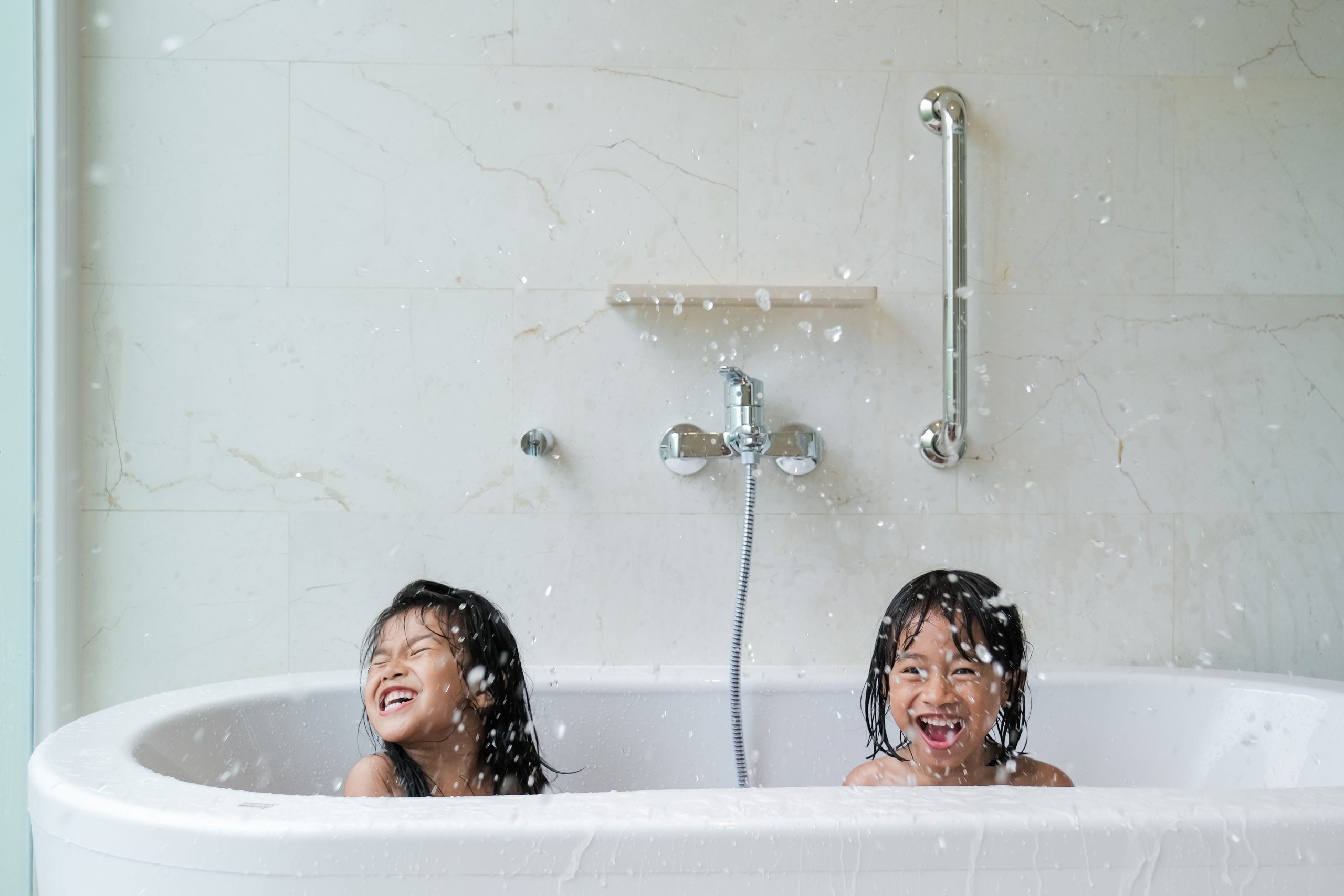 Children bathing in bathtub powered by Pentair Home Water Filter Solutions